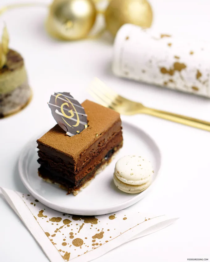 Elegant Dinner Party Decorating Ideas: Golden Splash Napkin