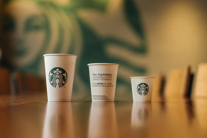 https://foodgressing.com/wp-content/uploads/2019/03/starbucks-greener-cup-strawless-lid.jpg.webp