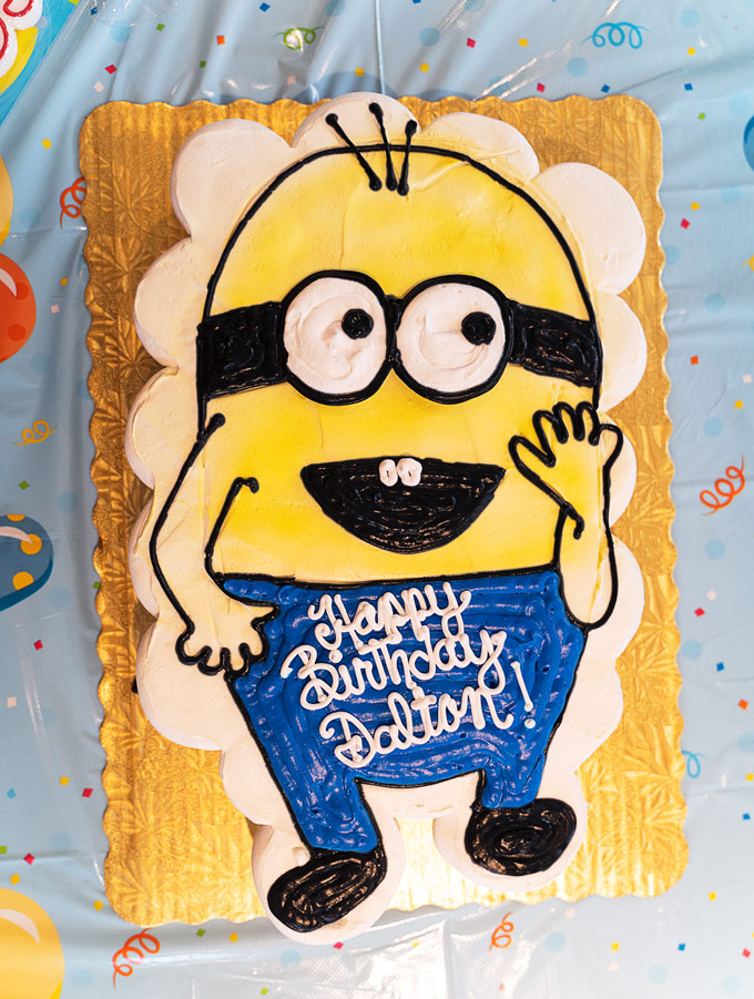 Minion Themed Pull Apart Cupcake Cake Foodgressing