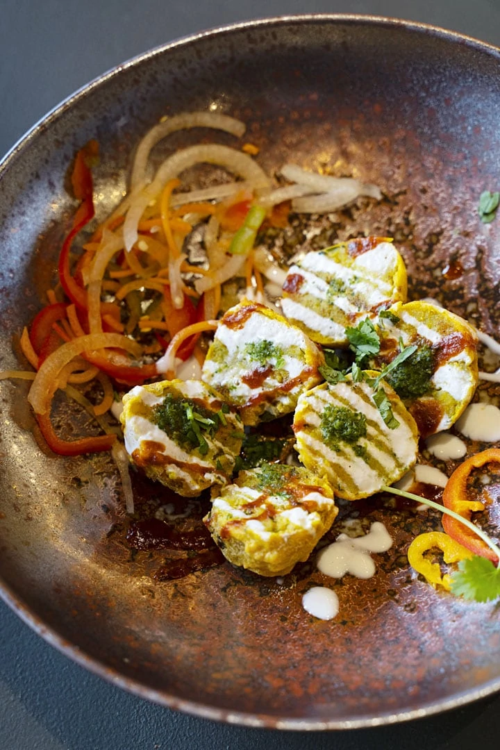 Ragda Pattice
Raw mango-potato-cumin patty, curried chickpeas, chutneys, spiced yogurt