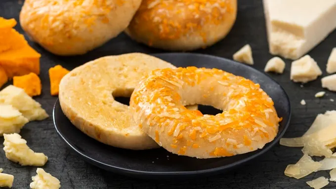 New Dempsters Signature Bagel Flavours: Four Cheese