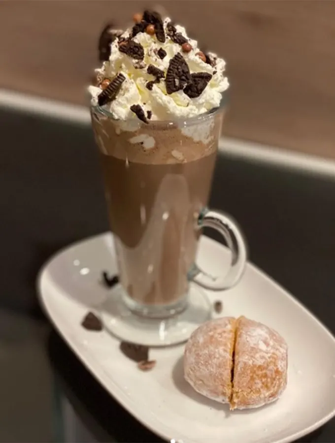 Enjoy this cinnamon-spiked (cinnamon, coffee, vanilla) Hot Chocolate 70% Fleur de Cao with Mexican vanilla bean gelato to create a thick foam dusted with chili powder for a subtle savoury note. Served with a mini caramel beignet. 