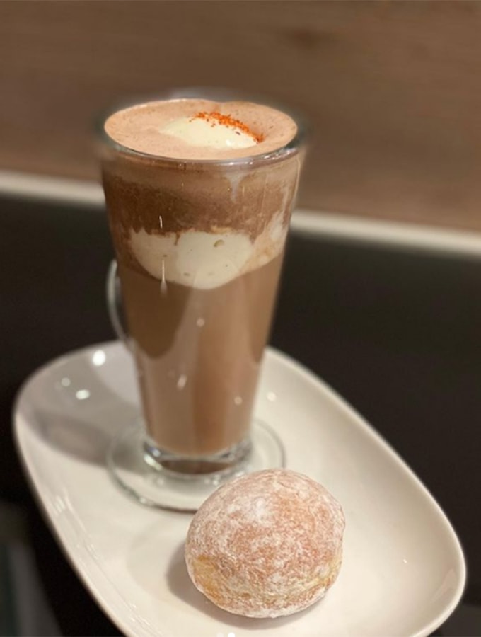 Creamy hot, extra-bitter, Guayaquil 64% chocolate with the addition of crushed Oreo cookies. This drink is rich, creamy and absolutely delicious. Topped with homemade whipped cream, crushed cookies and milk chocolate crisp pearls. Enjoy it with a mini red fruit beignet.