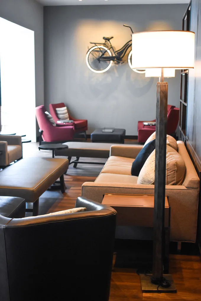 The Parlor at Sheraton Dallas Has Stirred Free Mixology Lessons on Mondays