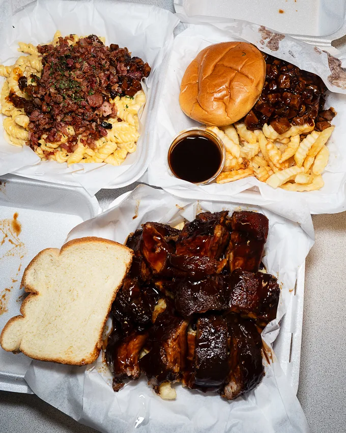 Bell Heir's BBQ Chicago - takeout-focused barbecue