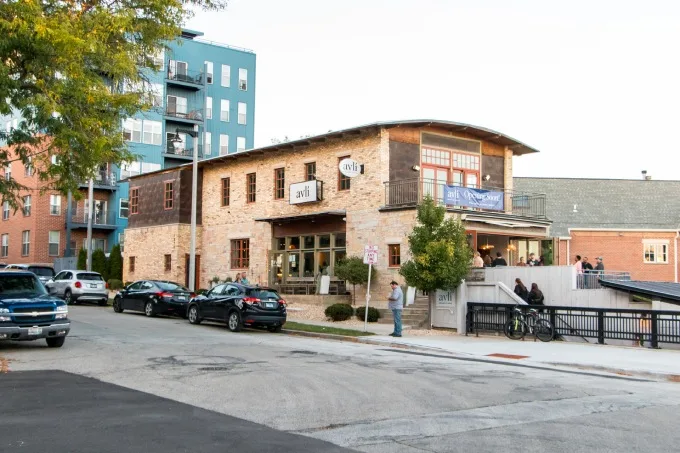 Ένα ελληνικό εστιατόριο εμπνευσμένο από την Αυλή είναι πλέον ανοιχτό στο Brewers Hill του Milwaukee