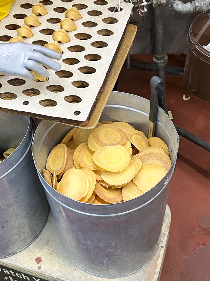 Golden Gate Fortune Cookie Factory in San Francisco [My Experience]