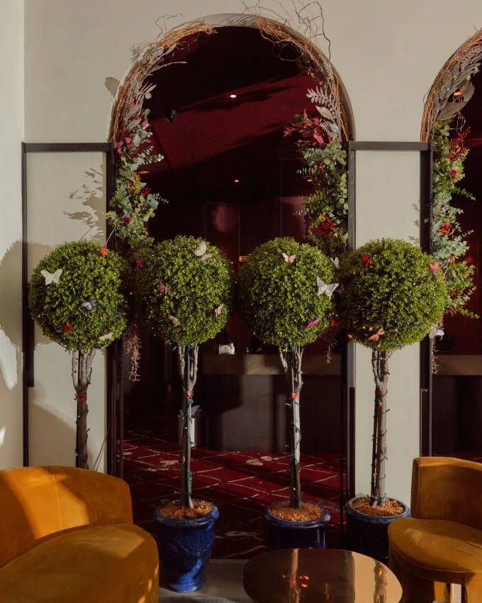 Booking.com and Warner Bros. Celebrate the Holidays with Bookable Stays at Wonka&rsquo;s Sweet Suites in New York and Los Angeles