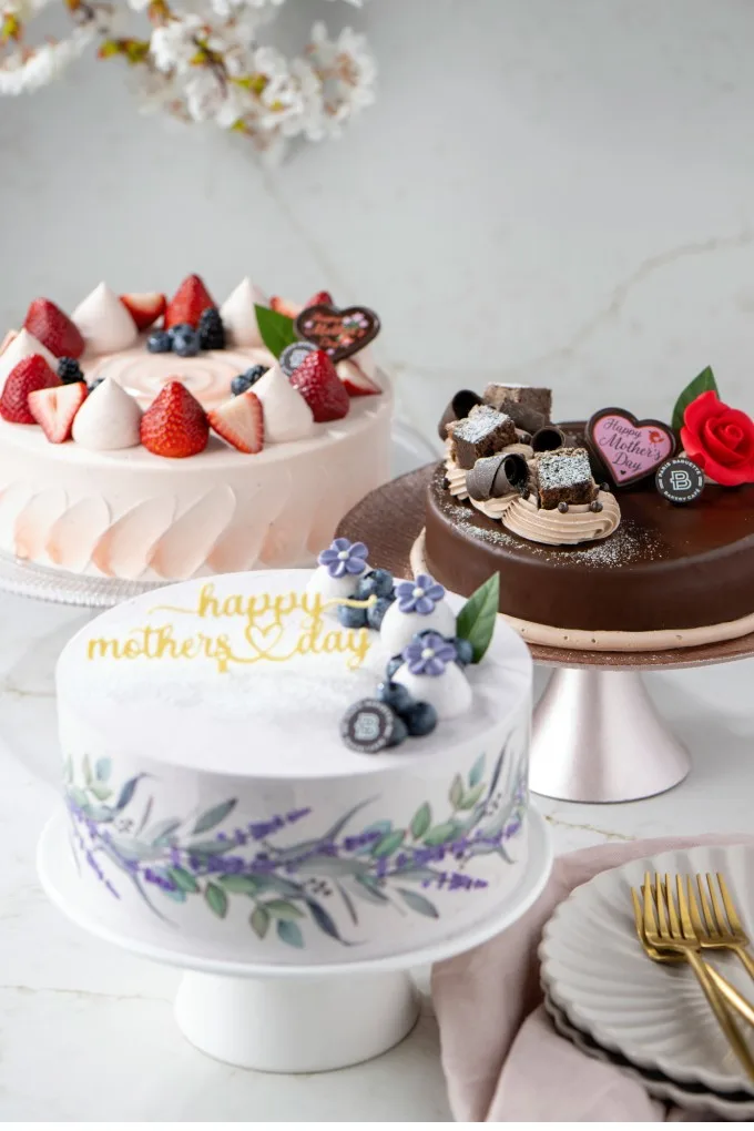 Celebrate Moms, Dads & Grads with Paris Baguette Cakes (and Spring Freebies)