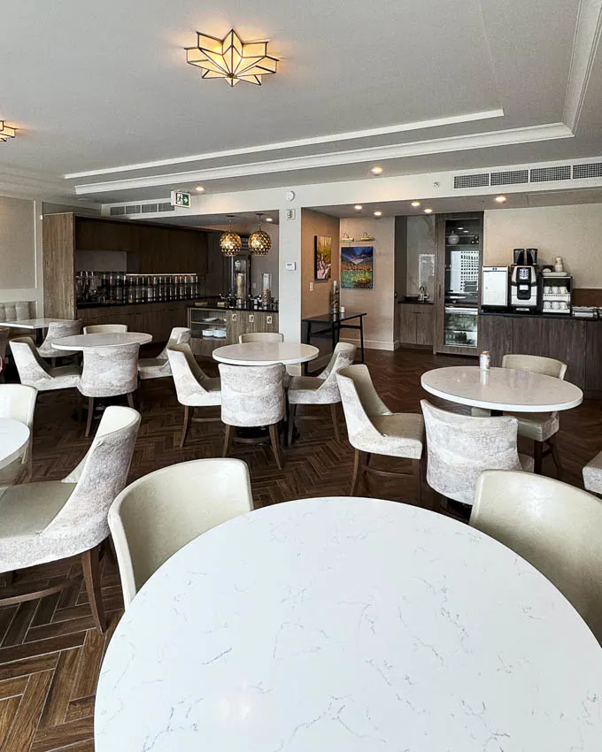 Hyatt Regency Calgary: Regency Club Lounge