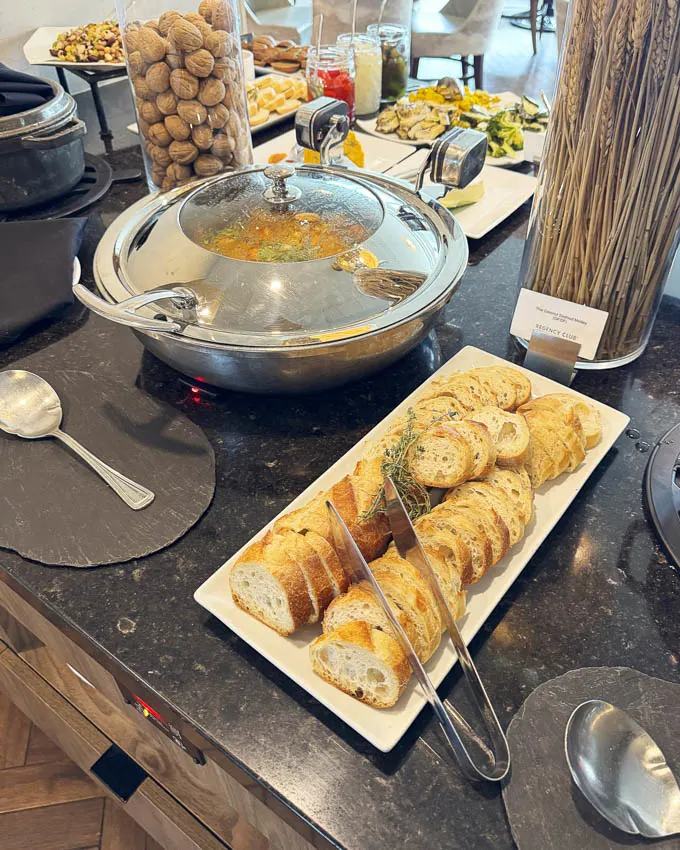 Hyatt Regency Calgary: Regency Club Lounge